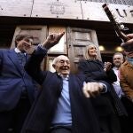 Homenaje al restaurador Lucio Blazquez de Casa Lucio con el descubrimiento de una placa en su honor en la puerta de su restaurante. Asisten al actos el alcalde Martinez Almeida la vicealcaldesa Villacis y numerosos chef entre otras personalidad y amigos del hostelero.