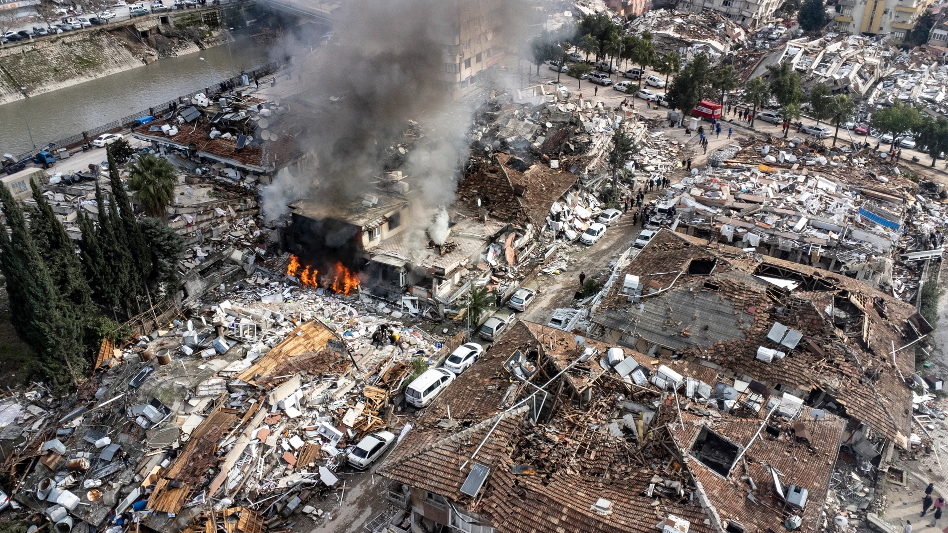 -FOTODELDÍA-. HATAY (TURQUÍA), 07/02/2023.- Vista desde un dron de un gran número de edificios colapsados a causa del potente terremoto que azotó el pasado lunes el sureste de Turquía. Más de 4000 personas han perdido la vida y decenas de miles han resultado heridas. El terremoto, de magnitud cercana a 8 según la escala Richter golpeó también al país vecino, Siria. Las autoridades temen que las cifras de fallecidos sigan en aumento mientras continúan las labores de rescate. EFE/ ERDEM SAHIN