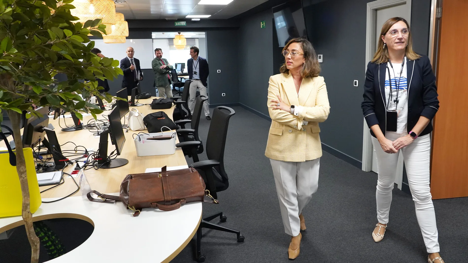 Miriam Chacón / ICAL . La consejera de Movilidad y Transformación Digital, María González Corral, visita el laboratorio de ciberseguridad de Orange junto a la directora de Relaciones Internacionales Nani Fernández
