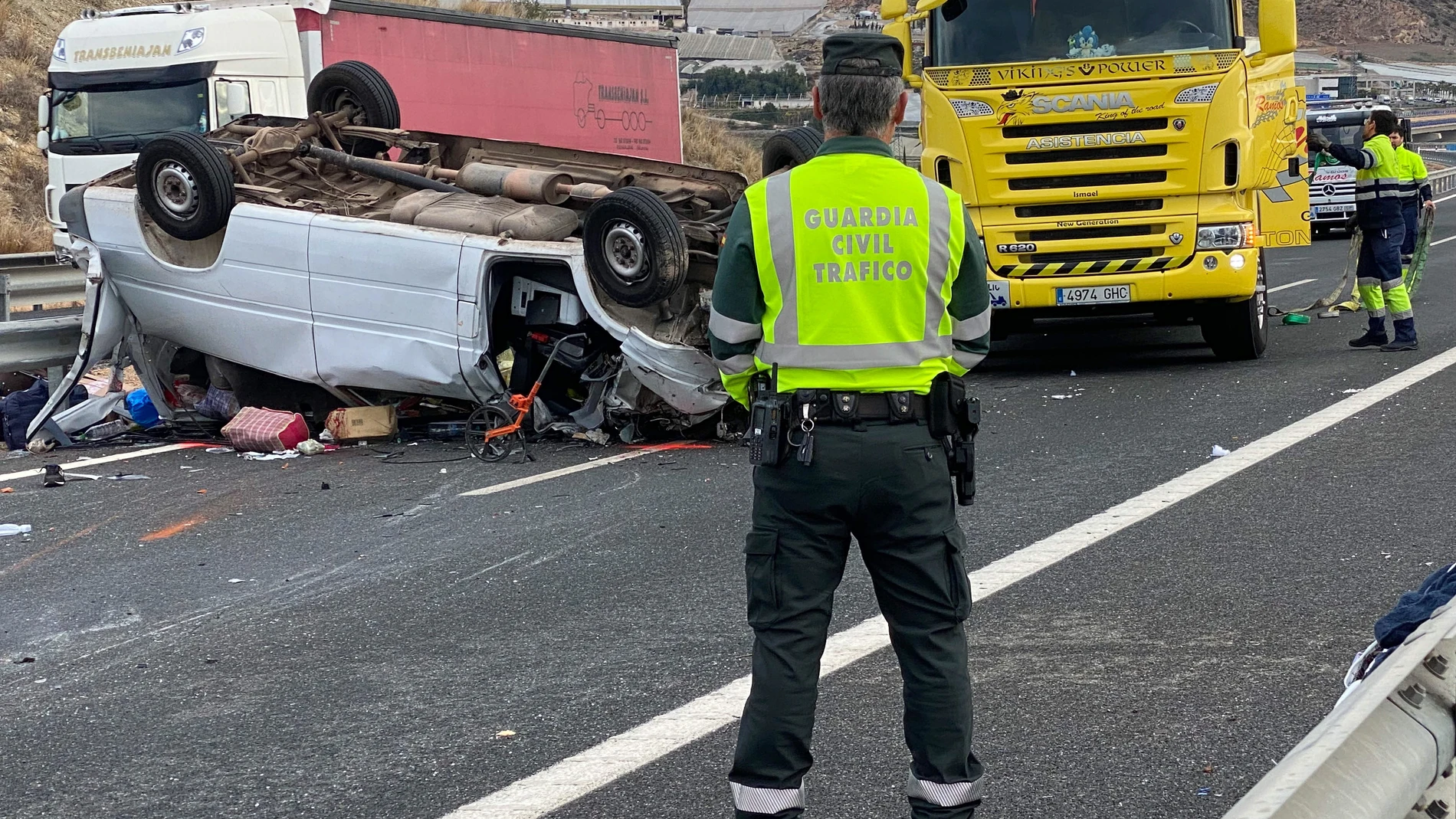 SALOBREÑA (GRANADA), 08/02/2023.- Una persona ha muerto y otras siete han resultado heridas este miércoles tras volcar la furgoneta en la que se desplazaban por la autovía A-7 a su paso por Salobreña (Granada). EFE /Alba Feixas