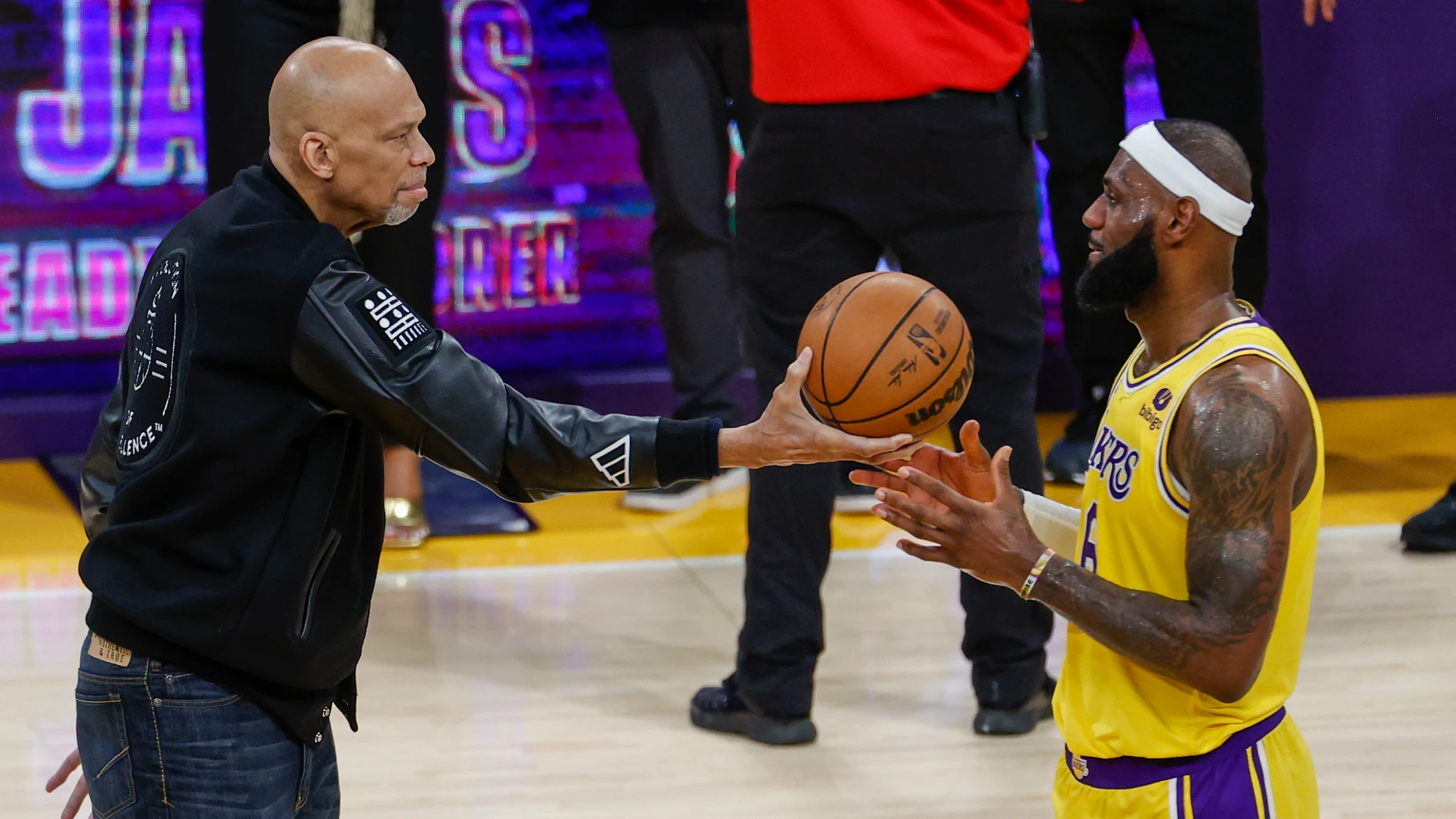 Kareem Abdul-Jabbar entrega a LeBron el balón con el que superó su récord