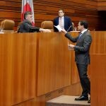 El portavoz del PP en las Cortes, Raúl de la Hoz, conversa con el vicepresidente de la Cámara, Francisco Vázquez