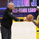 Kareem Abdul-Jabbar entrega a LeBron James el balón con el que se convirtió en el máximo anotador de la historia de la NBA