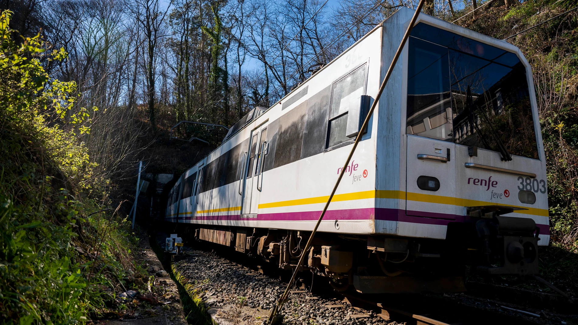 VIRGEN DE LA PEÑA (CANTABRIA), 08/02/2023.- Un tren de cercanías llega a la estación de la localidad cántabra de Virgen de la Peña. El secretario general de Infraestructuras, Xavier Flores, se reunirá este miércoles, en Santander, junto a representantes de Renfe y Adif, con los gobiernos de Cantabria y de Asturias para hablar de los trenes de cercanías cuyos proyectos tienen que modificarse por errores en su diseño, lo que retrasará su ejecución. La ministra de Transportes, Movilidad y Agenda...
