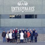 Foto de familia de Conrado Íscar y José Manuel García Bejines con los ganaderos durante la visita a Entrepinares