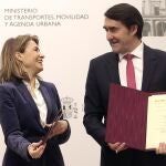 El consejero Suárez-Quiñones bromea con la ministra Raquel Sánchez tras firmar el acuerdo