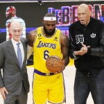 LeBron James, con el comisionado de la NBA, Adam Silver, y con Kareem Abdul-Jabbar