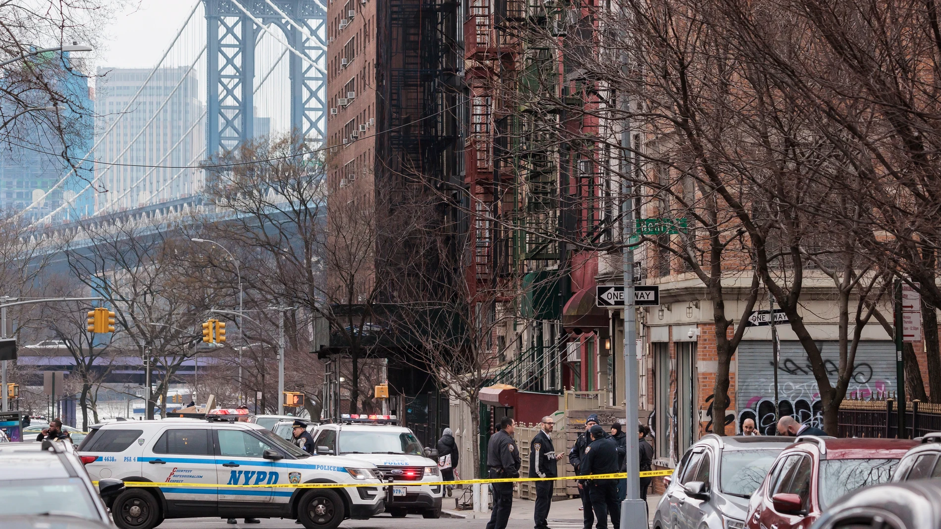 New York (United States), 09/02/2023.- New York City police officers on the scene of a shooting that left a man injured in New York, New York, USA, 09 February 2023. According to recent city crime statistics, the overall number of shootings in New York City fell last year, but there was an increase in the percentage of victims in shootings who were under 18-years-old. (Estados Unidos, Nueva York) EFE/EPA/JUSTIN LANE