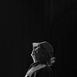 El cineasta, fotógrafo y ensayista Carlos Saura durante uno de los ensayos del espectáculo "Flamenco-India", en la que fusiona música, danza y dramaturgia, producida por el Teatro Calderón de Valladolid y que se estrena hoy en esta capital, a escala mundial, para mostrar analogías entre culturas de diferentes e insinuar parentescos entre los ritmos de raí