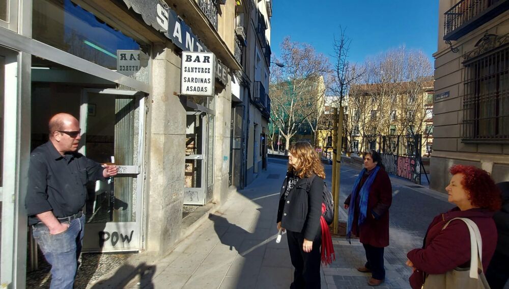 El propietario del bar Santurce, Raúl Lázaro, charla con Mayka Torralbo, vicepresidenta de la asociación El Rastro Punto Es sobre el regreso este domingo a la Plaza General Vara del Rey.