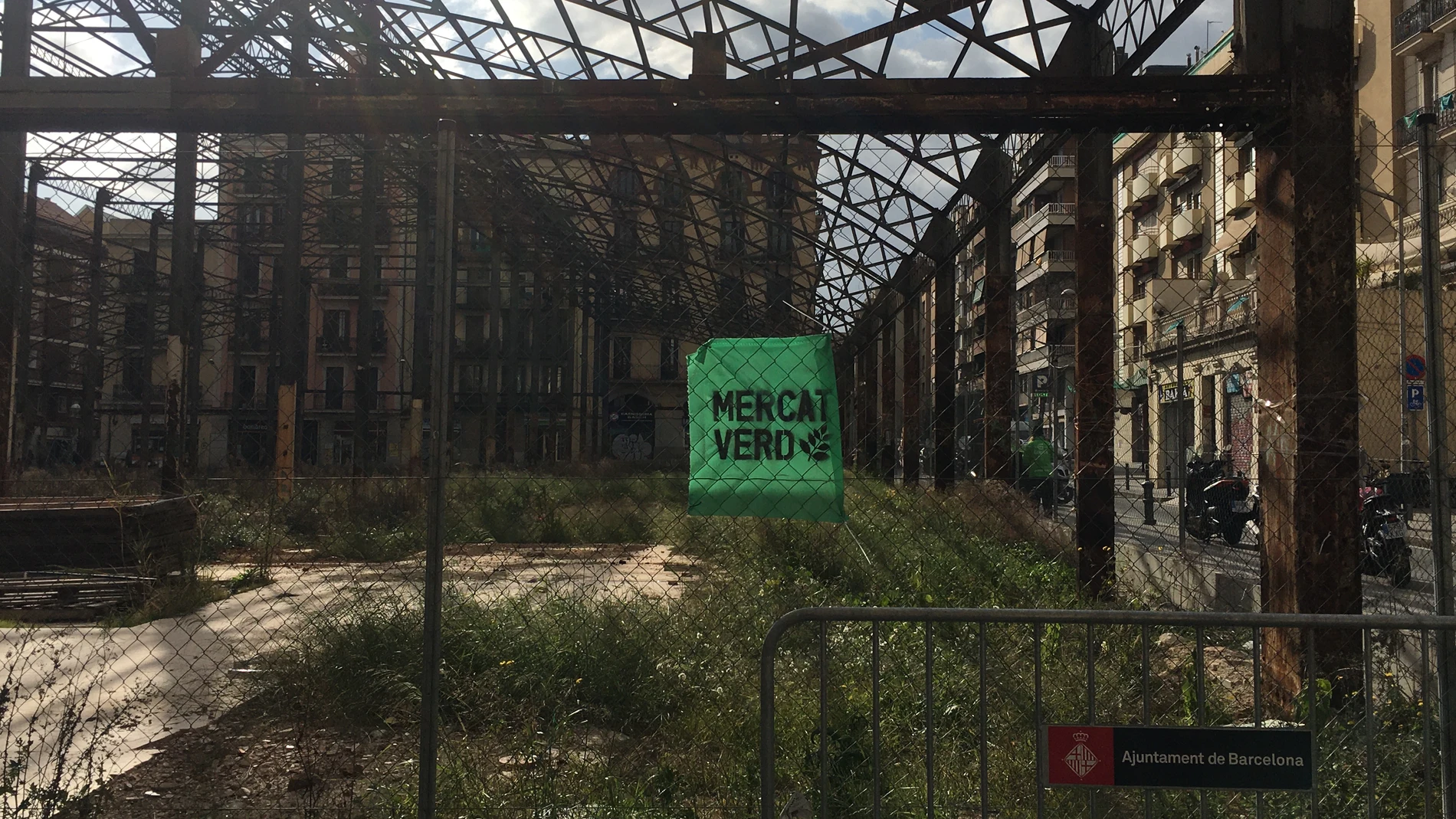 El esqueleto del antiguo Mercado de l'Abaceria en el centro de Gràcia.