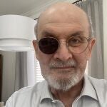 Fotografía publicada por el escritor Salman Rushdie en su cuenta de Twitter poco después del atentado