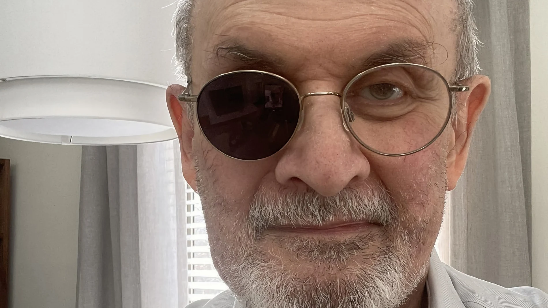 Fotografía publicada por el escritor Salman Rushdie en su cuenta de Twitter poco después del atentado
