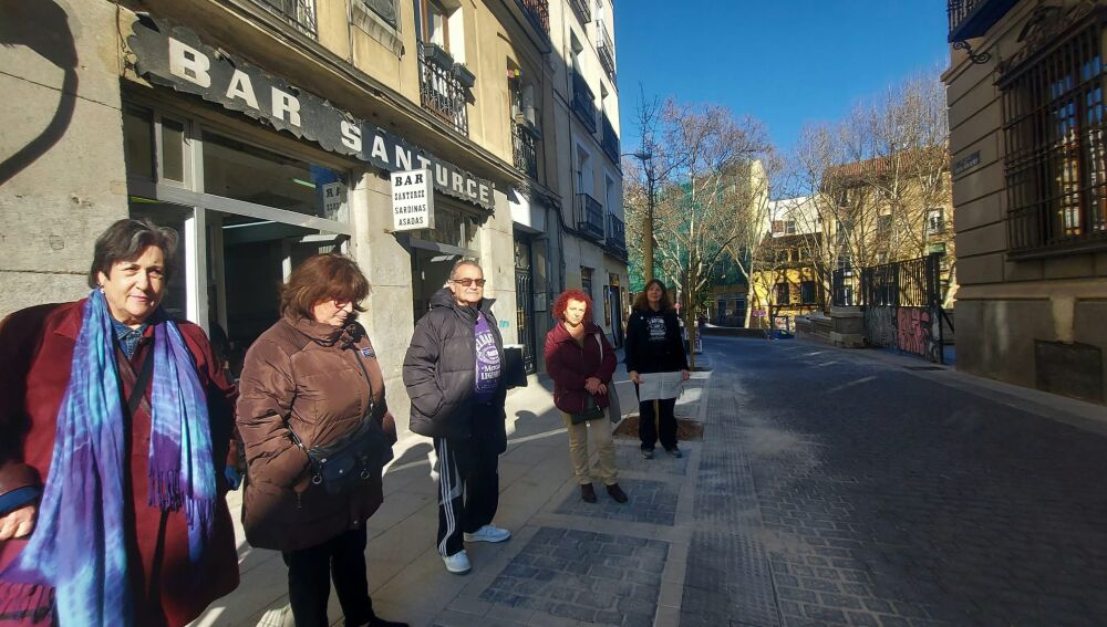 Los representantes de los comerciantes ambulantes de El Rastro se colocan donde deberán colocarse algunos comerciantes este domingo frente al bar Santurce.
