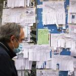 Anuncios de alquileres de particulares pegados en un muro en una calle de Madrid