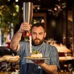 El chef de Diurno Luis Miguel Moreno prepara la platanata, un pastel de plátano que ha regresado a la carta de Diurno de la mano de la campaña 'Salvemos los postres' y 'Finales felices en Chueca'. 