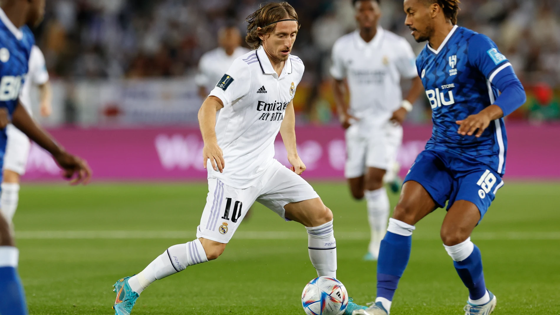 RABAT (MARRUECOS), 11/02/2023.- El centrocampista del Real Madrid Luka Modric (i) pelea un balón con André Carrillo, del Al Hilal, durante la final del Mundial de Clubes que Real Madrid y Al Hilal disputan este sábado en el estadio Príncipe Moulay Abdellah, en Rabat. EFE/Julio Muñoz