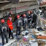 Efectivos del Ericam, ante el edificio hundido donde se encontraba la víctima