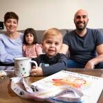 Mateo, sus padres y su hermana mayor, de 4 años