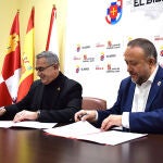 Firma del convenio entre Gerardo Álvarez Courel y Pedro López