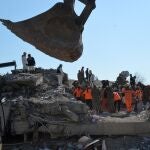 Gaziantep (Turkey), 11/02/2023.- Turkish soldiers search for victims at a collapsed building in the aftermath of a major earthquake in Islahiye district of Gaziantep city, Turkey, 11 February 2023. More than 24,000 people have died and thousands more are injured after two major earthquakes struck southern Turkey and northern Syria on 06 February. Authorities fear the death toll will keep climbing as rescuers look for survivors across the region. (Terremoto/sismo, Siria, Turquía, Estados Unidos) EFE/EPA/NECATI SAVAS