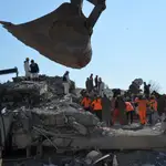 Gaziantep (Turkey), 11/02/2023.- Turkish soldiers search for victims at a collapsed building in the aftermath of a major earthquake in Islahiye district of Gaziantep city, Turkey, 11 February 2023. More than 24,000 people have died and thousands more are injured after two major earthquakes struck southern Turkey and northern Syria on 06 February. Authorities fear the death toll will keep climbing as rescuers look for survivors across the region. (Terremoto/sismo, Siria, Turquía, Estados Unidos) EFE/EPA/NECATI SAVAS