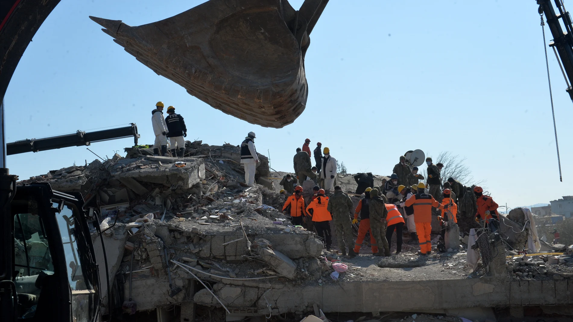 Gaziantep (Turkey), 11/02/2023.- Turkish soldiers search for victims at a collapsed building in the aftermath of a major earthquake in Islahiye district of Gaziantep city, Turkey, 11 February 2023. More than 24,000 people have died and thousands more are injured after two major earthquakes struck southern Turkey and northern Syria on 06 February. Authorities fear the death toll will keep climbing as rescuers look for survivors across the region. (Terremoto/sismo, Siria, Turquía, Estados Unidos) EFE/EPA/NECATI SAVAS
