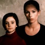 Una jovencísima Ana Torrent (izda.) junto a Geraldine Chaplin en la película «Cría cuervos»