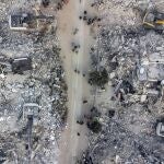 Hatay (Turkey), 11/02/2023.- An aerial picture taken by drone shows excavators work on a collapsed building after a powerful earthquake in Hatay, Turkey, 11 February 2023. More than 24,000 people have died and thousands more are injured after two major earthquakes struck southern Turkey and northern Syria on 06 February. Authorities fear the death toll will keep climbing as rescuers look for survivors across the region. (Terremoto/sismo, Siria, Turquía, Estados Unidos) EFE/EPA/ERDEM SAHIN