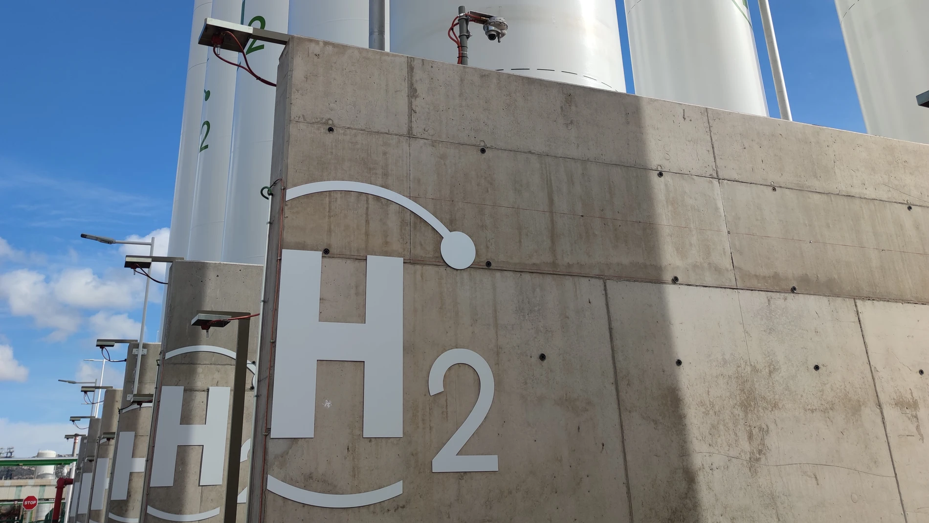 PUERTOLLANO (CIUDAD REAL), 11/02/2023.- La planta de hidrógeno verde de Iberdrola de Puertollano (Ciudad Real), “la mayor planta de estas características de uso industrial de Europa” , espera iniciar su puesta en marcha “plenamente operativa” el próximo mes de marzo. El hidrógeno verde producido en Puertollano se va a emplear durante los próximos 20 años en la fábrica que la empresa Fertiberia tiene en el mismo complejo industrial, lo que la convierte en la primera compañía europea del sector...