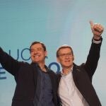 El presidente del Partido Popular, Alberto Núñez Feijóo, (d) junto al presidente de la Junta de Andalucía, Juanma Moreno, (i) durante el acto de presentación de los candidatos a los municipios de más de 20.000 habitantes de Andalucía en el Hotel Barceló Renacimiento, a 12 de febrero de 2023 en Sevilla (Andalucía, España). El presidente del Partido Popular, Alberto Núñez Feijóo, clausura junto al presidente del PP de Andalucía y de la Junta, Juanma Moreno, el acto de presentación de los candidatos a los municipios de más de 20.000 habitantes de Andalucía. 12 FEBRERO 2023 Eduardo Briones / Europa Press (Foto de ARCHIVO) 01/01/2018