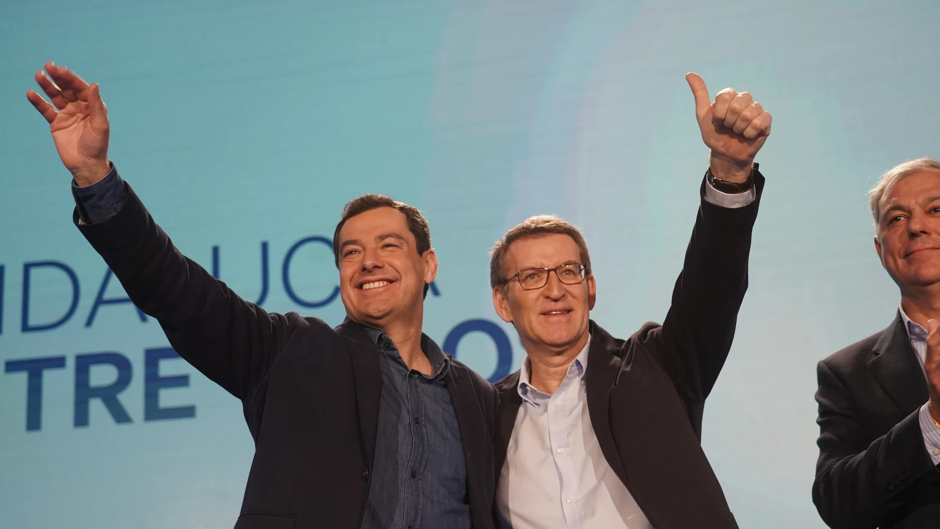 El presidente del Partido Popular, Alberto Núñez Feijóo, (d) junto al presidente de la Junta de Andalucía, Juanma Moreno, (i) durante el acto de presentación de los candidatos a los municipios de más de 20.000 habitantes de Andalucía en el Hotel Barceló Renacimiento, a 12 de febrero de 2023 en Sevilla (Andalucía, España). El presidente del Partido Popular, Alberto Núñez Feijóo, clausura junto al presidente del PP de Andalucía y de la Junta, Juanma Moreno, el acto de presentación de los candidatos a los municipios de más de 20.000 habitantes de Andalucía. 12 FEBRERO 2023 Eduardo Briones / Europa Press (Foto de ARCHIVO) 01/01/2018
