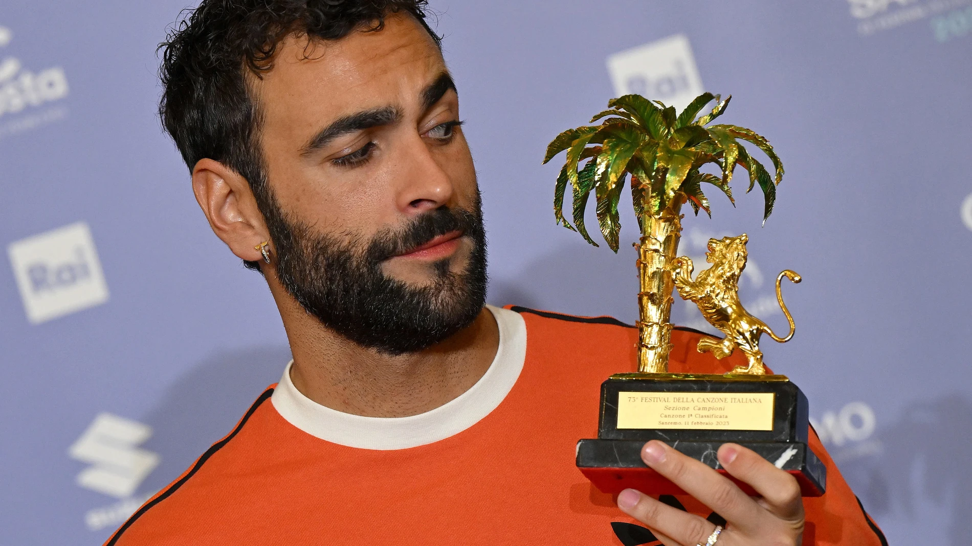 Sanremo (Italy), 12/02/2023.- Italian singer Marco Mengoni poses with the prize after winning the Sanremo Italian Song Festival, in Sanremo, Italy, 12 February 2023. The 73rd Festival Della Canzone Italiana music festival started on 07 February and concluded 11 February 2023 evening. (Italia) EFE/EPA/ETTORE FERRARI