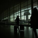 Un hombre camina con su equipaje en el Aeropuerto de Barcelona-El Prat, a 19 de noviembre de 2021, en El Prat de Llobregat, Barcelona, Catalunya (España).