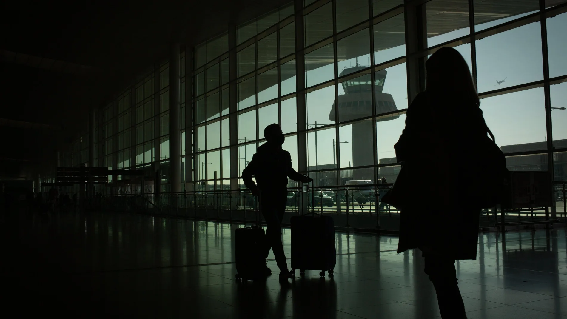 Un hombre camina con su equipaje en el Aeropuerto de Barcelona-El Prat, a 19 de noviembre de 2021, en El Prat de Llobregat, Barcelona, Catalunya (España).