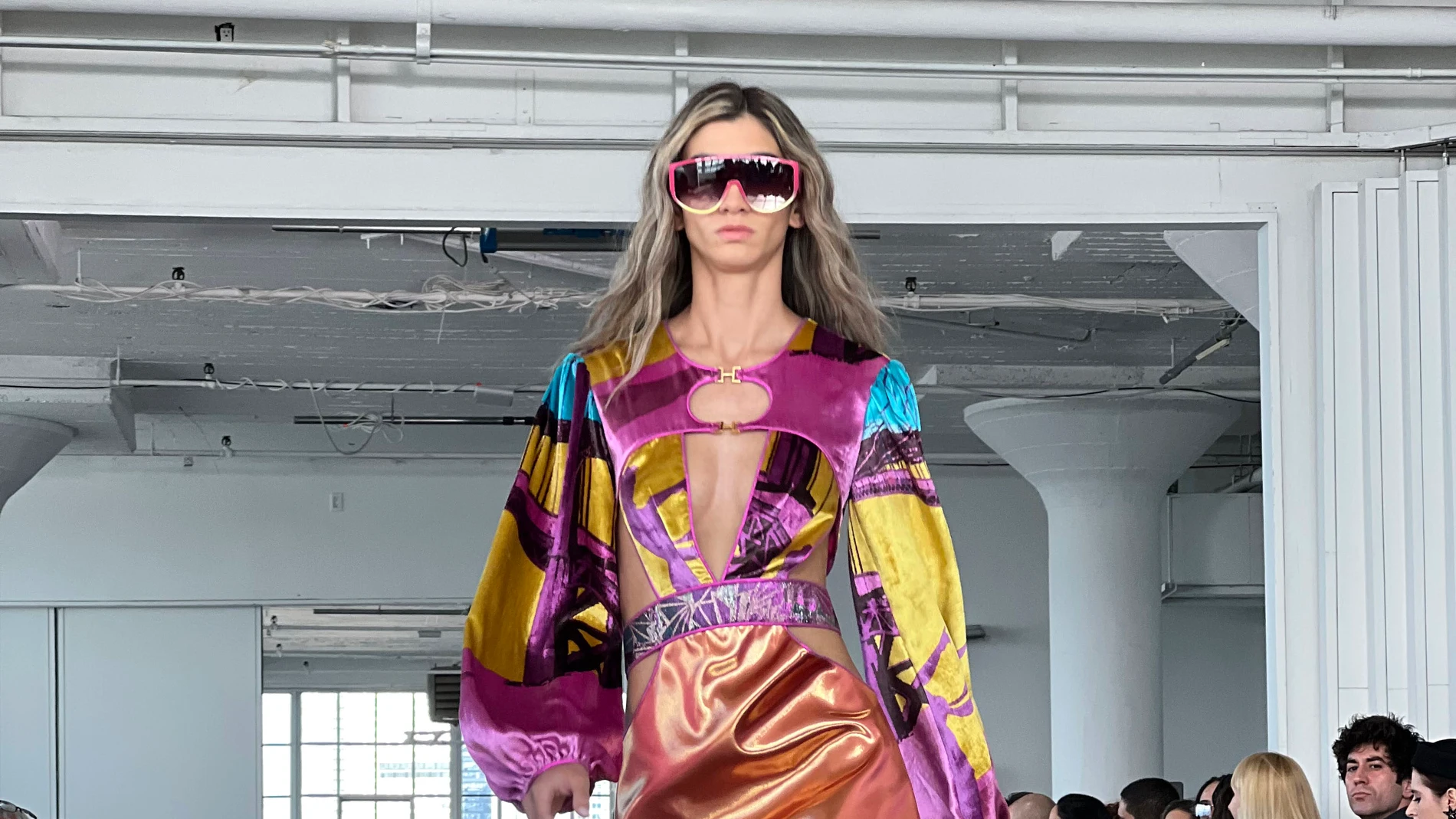 USA3849. NUEVA YORK (NY, EEUU), 13/02/2023.- Una modelo luce un modelo de la temporada otoño-invierno de la casa Custo Barcelona, durante un desfile presentado hoy, durante la Semana de la Moda en los Estudios Canoe, en Nueva York (EEUU). Custo Barcelona presentó este lunes en la Semana de la Moda de Nueva York una nueva colección definida por lo experimental en la que mezcló volumen, brillo y color para dar "emoción" a la temporada otoño-invierno. EFE/Sarah Yáñez-Richards