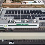 Cubierta con paneles solares en una tienda de Mercadona