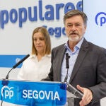El secretario general del PPCyL, Francisco Vázquez, junto con la Procuradora, Mª Ángeles García, analiza diversos temas de actualidad