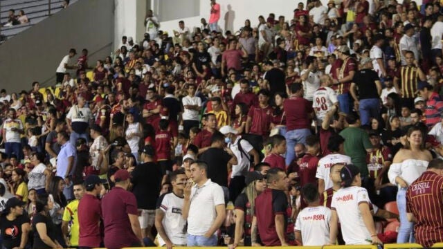 El indignante vídeo del futbolista que fue expulsado por pegar a un aficionado que iba a por él 