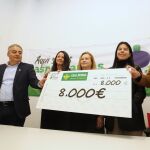 La presidenta de Asprona Bierzo, Rosa Rodríguez, junto al director general de Asprona Bierzo, Valentín Barrio. y el director de comunicación de Caja Rural, Narciso Prieto, tras firmar el acuerdo