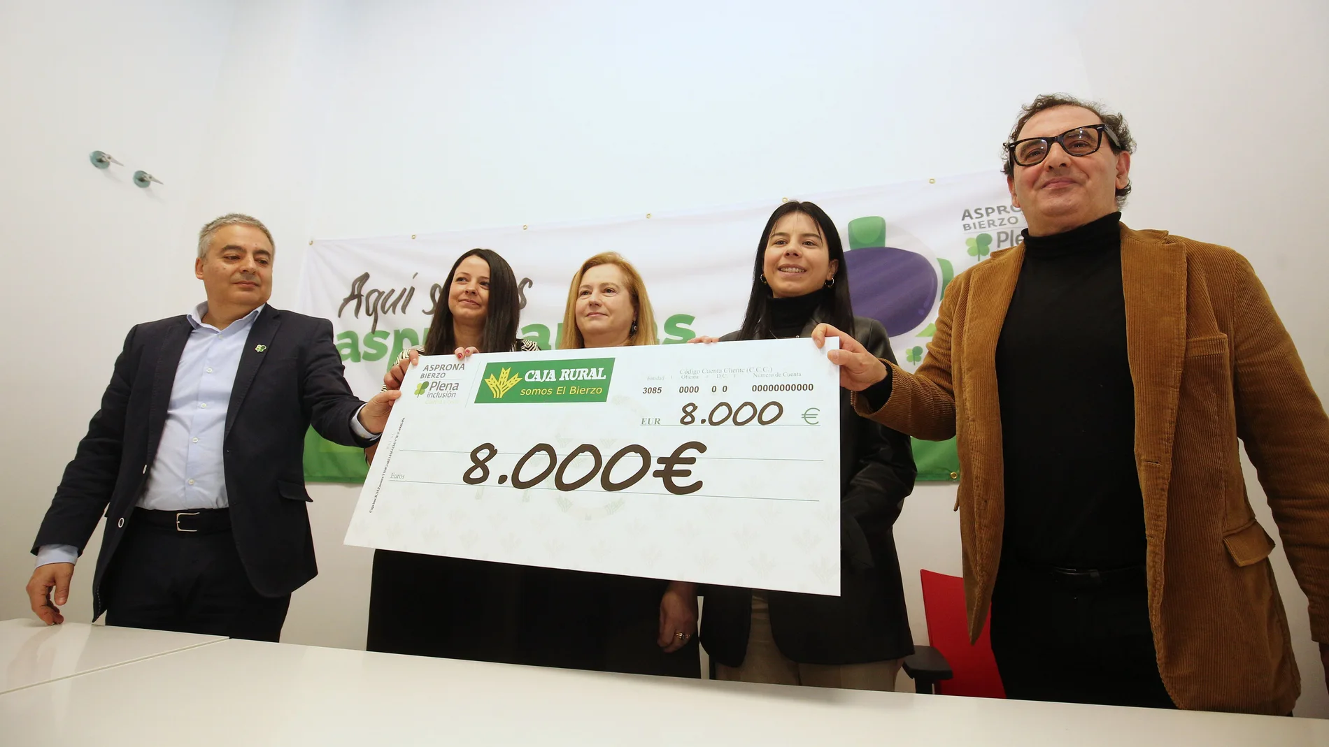 La presidenta de Asprona Bierzo, Rosa Rodríguez, junto al director general de Asprona Bierzo, Valentín Barrio. y el director de comunicación de Caja Rural, Narciso Prieto, tras firmar el acuerdo