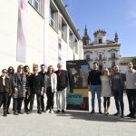 Dirección y elenco de la ópera «Jenufa», junto al director del Teatro de la Maestranza de Sevilla