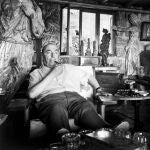 Santiago de Chile, 1972. Retrato del poeta Pablo Neruda en su estudio, en su casa de Isla Negra.