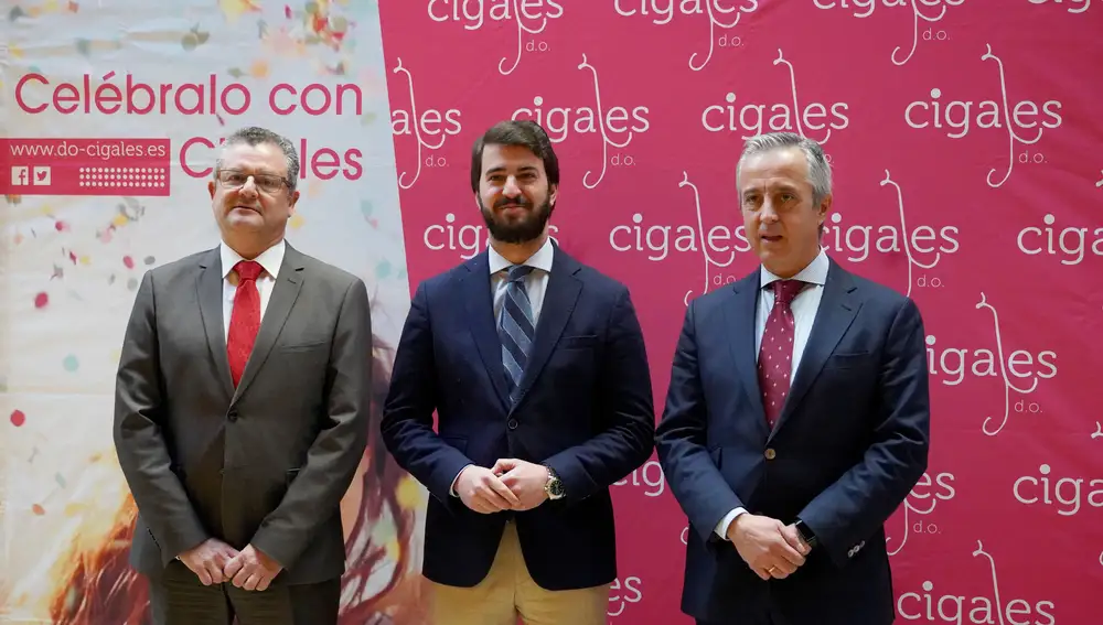 El vicepresidente García-Gallardo, entre Gerardo Dueñas y Pablo Sáez