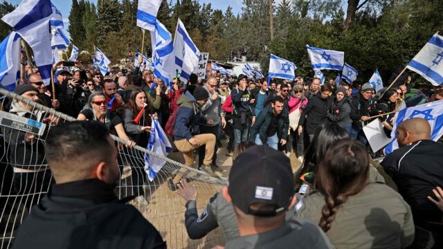 Manifestantes israelíes tumban una valla en el Parlamento de Israel