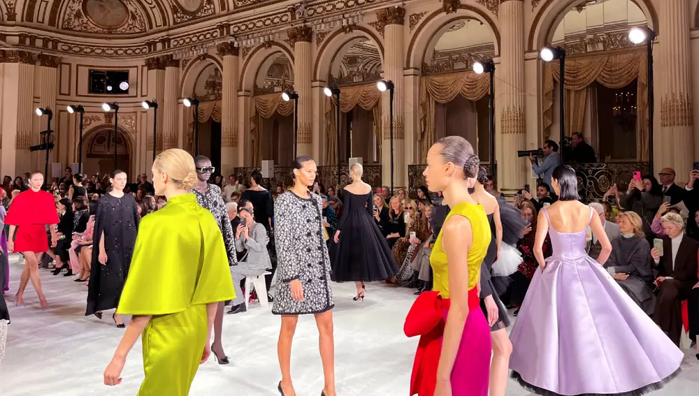 Carolina Herrera moderniza el estilo de la emperatriz Sisi para el otoño