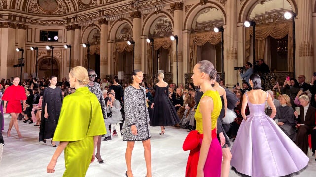 Carolina Herrera moderniza el estilo de la emperatriz Sisi para el otoño