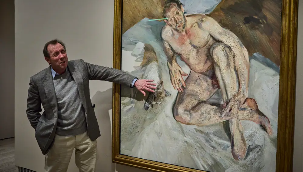 David Dawson junto a uno de los retratos que le hizo Lucian freud