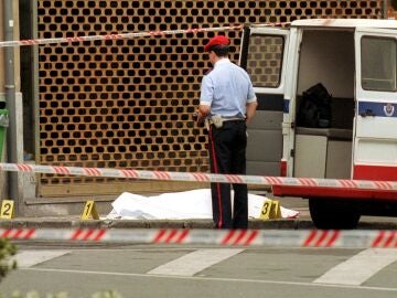 .Durango(Vizcaya). 4 jun 00.- Un agente de la Ertzaintza junto al cuerpo del concejal del PP, Jesus Maria Pedrosa, de 57 a&ntilde;os, tras ser asesinado hoy en la localidad v&iacute;zcaina de Durango