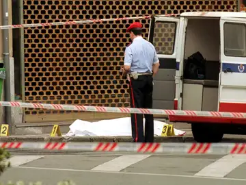 .Durango(Vizcaya). 4 jun 00.- Un agente de la Ertzaintza junto al cuerpo del concejal del PP, Jesus Maria Pedrosa, de 57 años, tras ser asesinado hoy en la localidad vízcaina de Durango .Durango(Vizcaya). 4 jun 00.- Un agente de la Ertzaintza junto al cuerpo del concejal del PP, Jesus Maria Pedrosa, de 57 años, tras ser asesinado hoy en la localidad vízcaina de Durango